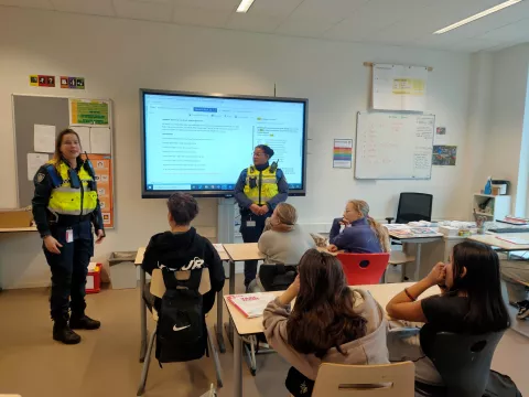 Jeugd-boa's staan voor de klas in de Simon van Hasseltschool.