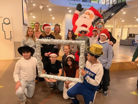 Simon van Hasseltschool-leerlingen samen op de foto tijdens de Wintermarkt.