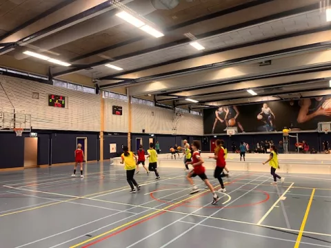 Leerlingen van de Simon van Hasseltschool sporten samen.
