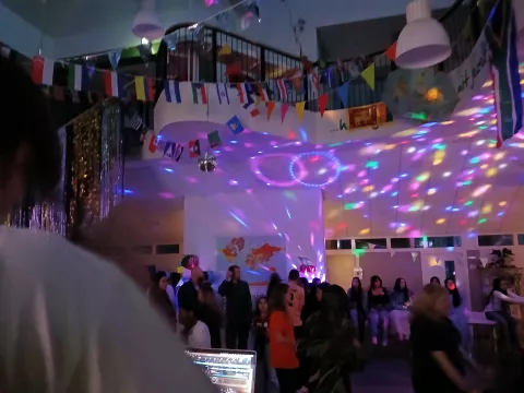 De dansvloer vanaf de DJ's gezien.