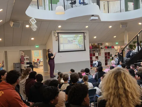 Met de school de flashmob kijken
