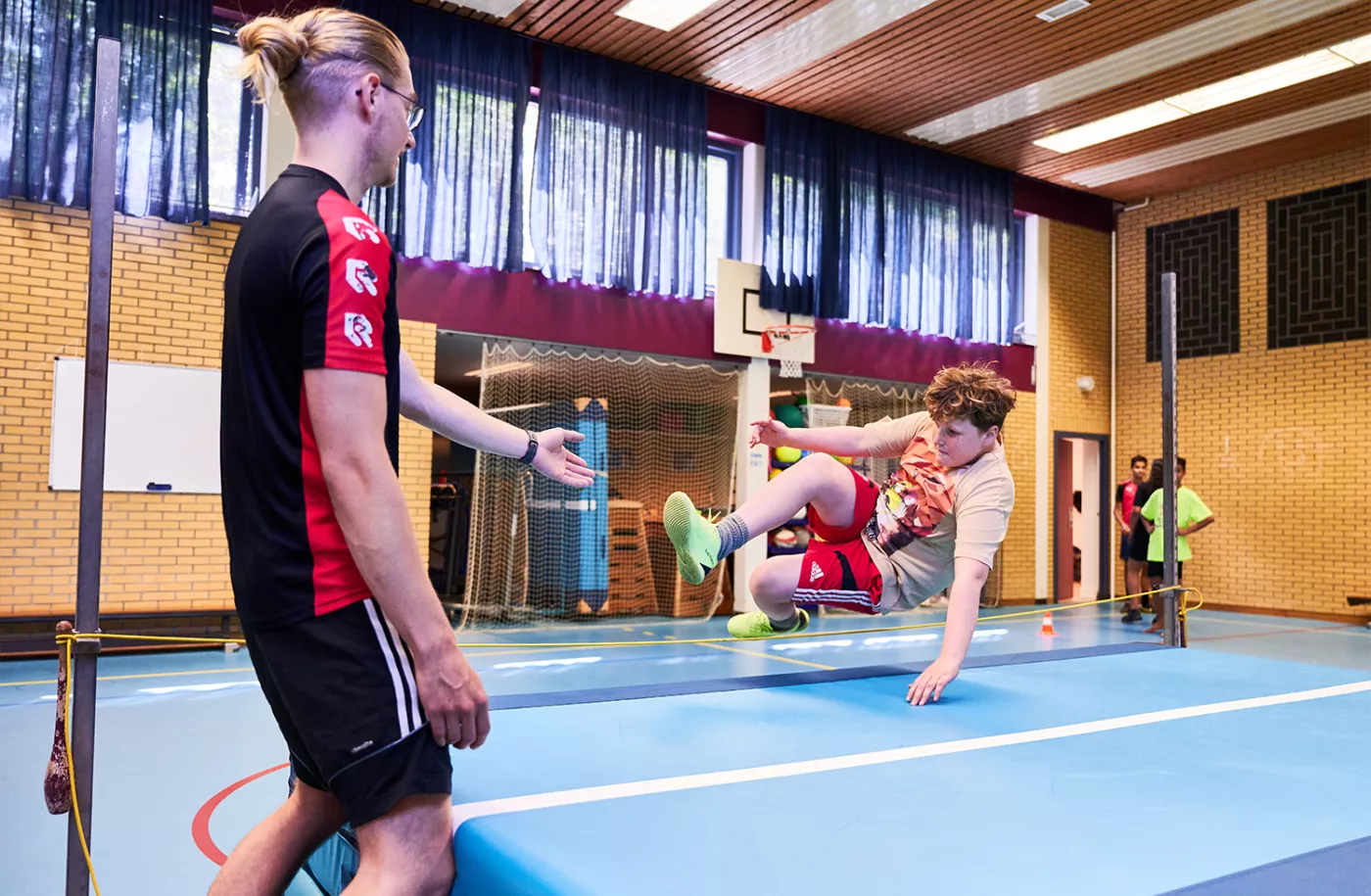 Leerling doet aan hoogspringen in onze gymzaal.