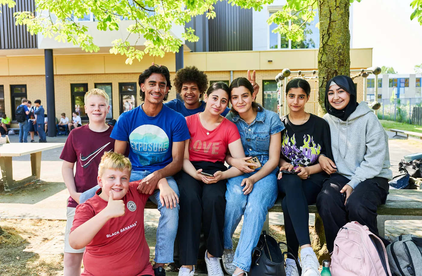 Leerlingen samen buiten in de pauze.