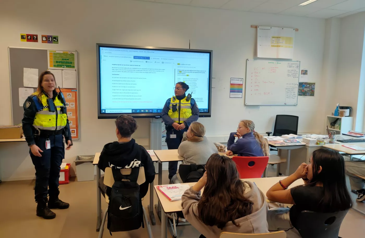 Jeugd-boa's staan voor de klas in de Simon van Hasseltschool.