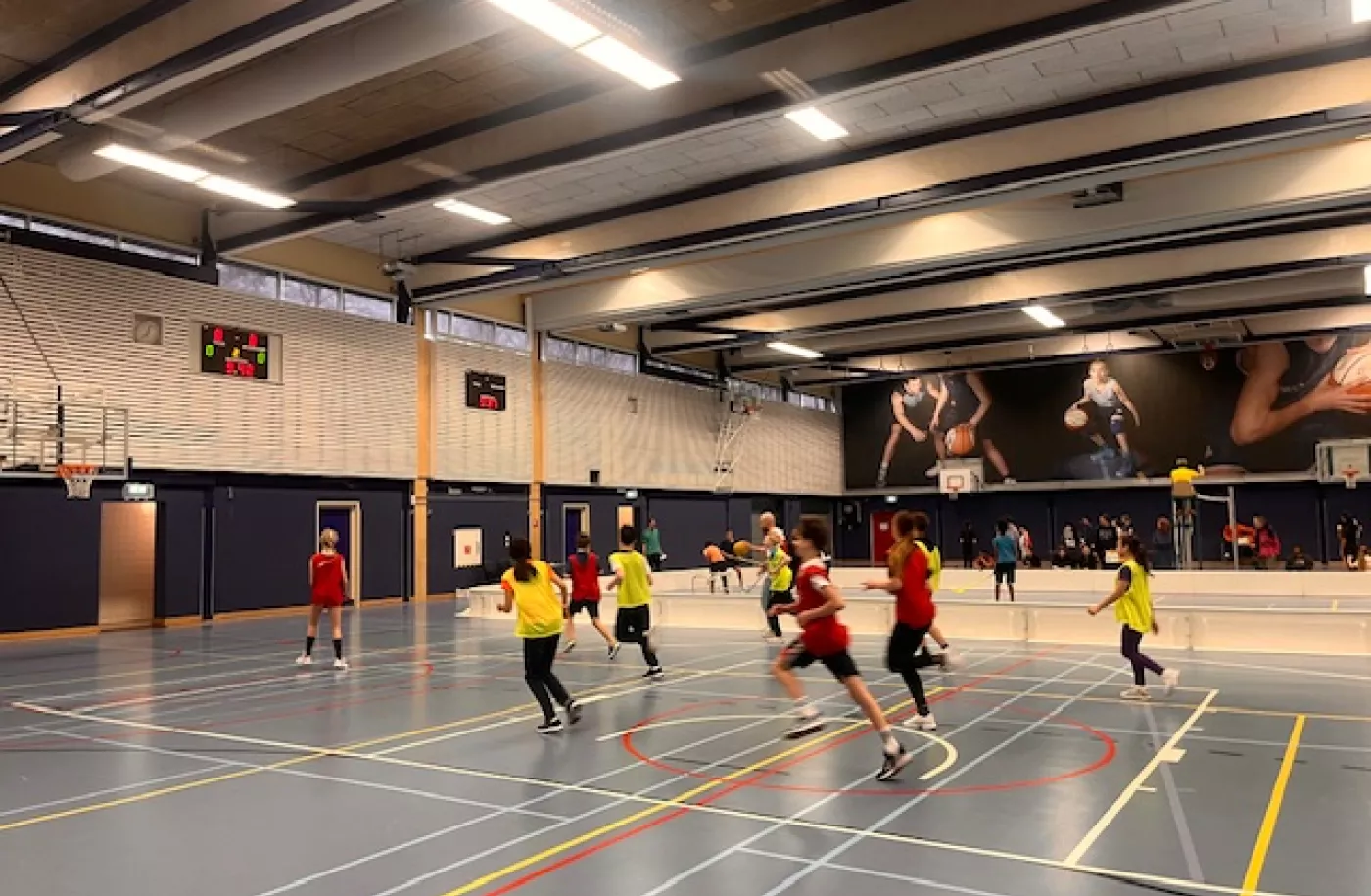 Leerlingen van de Simon van Hasseltschool sporten samen.
