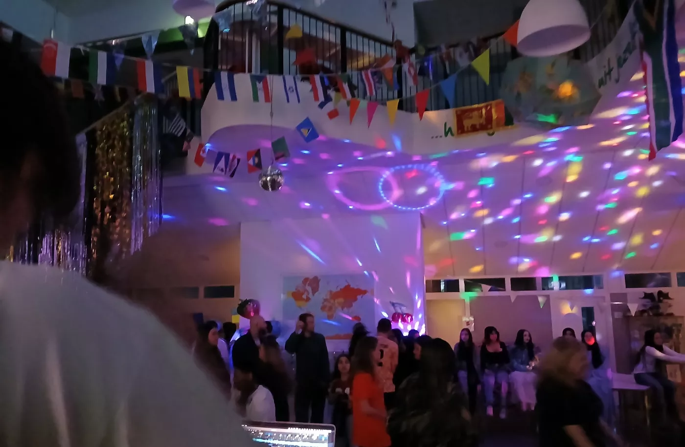 De dansvloer vanaf de DJ's gezien.