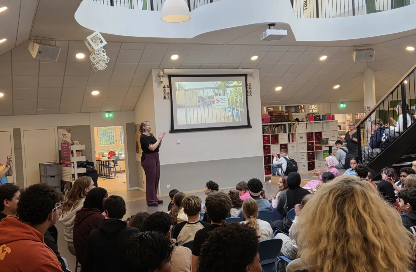 Met de school de flashmob kijken
