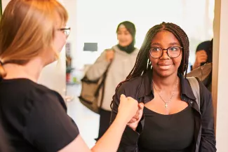 Leerling en docent geven boks.