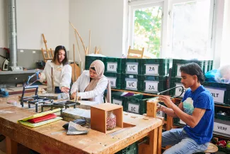 Leerlingen aan het knutselen.