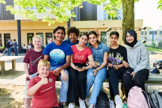 Leerlingen samen buiten in de pauze.