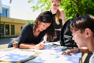 Leerlingen werken samen buiten.