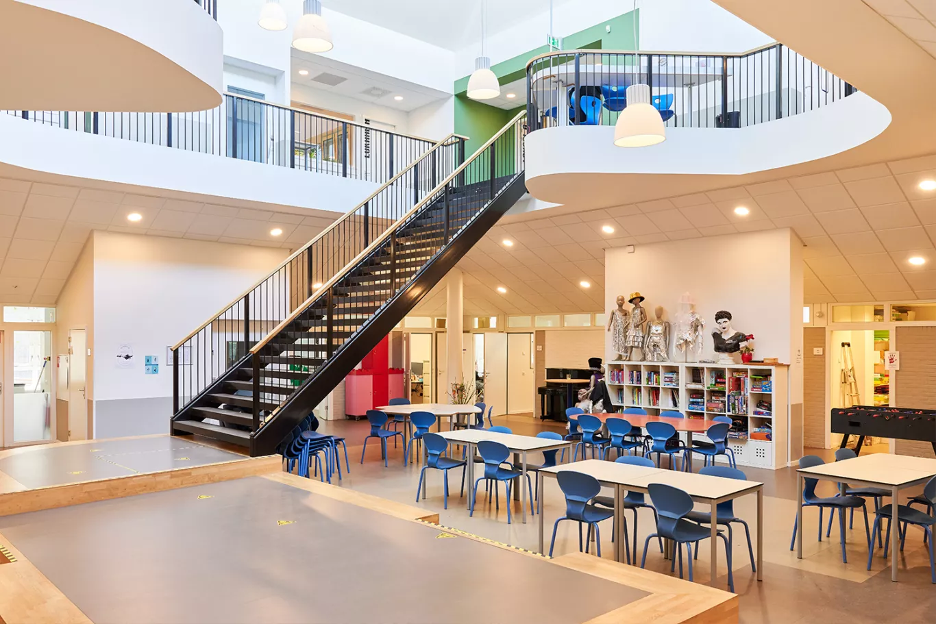 De centrale hal van ons schoolgebouw.