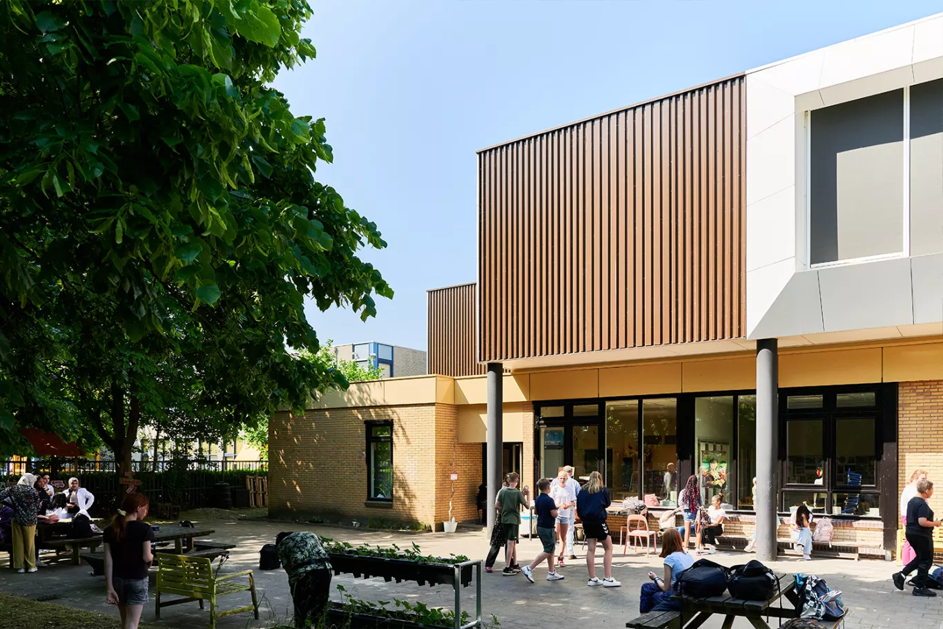 De schaduwrijke kant van ons schoolgebouw.