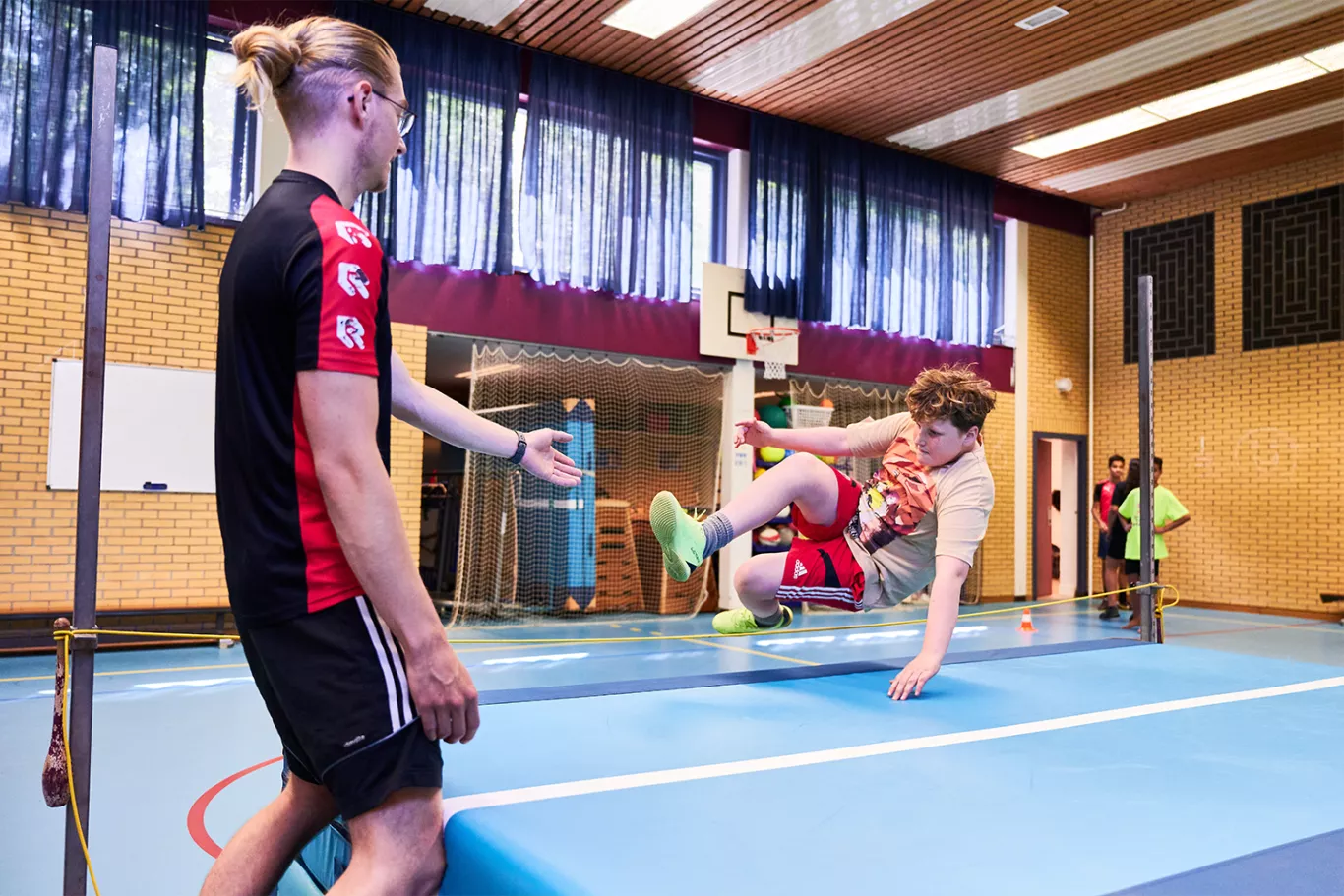 Leerling doet aan hoogspringen in onze gymzaal.