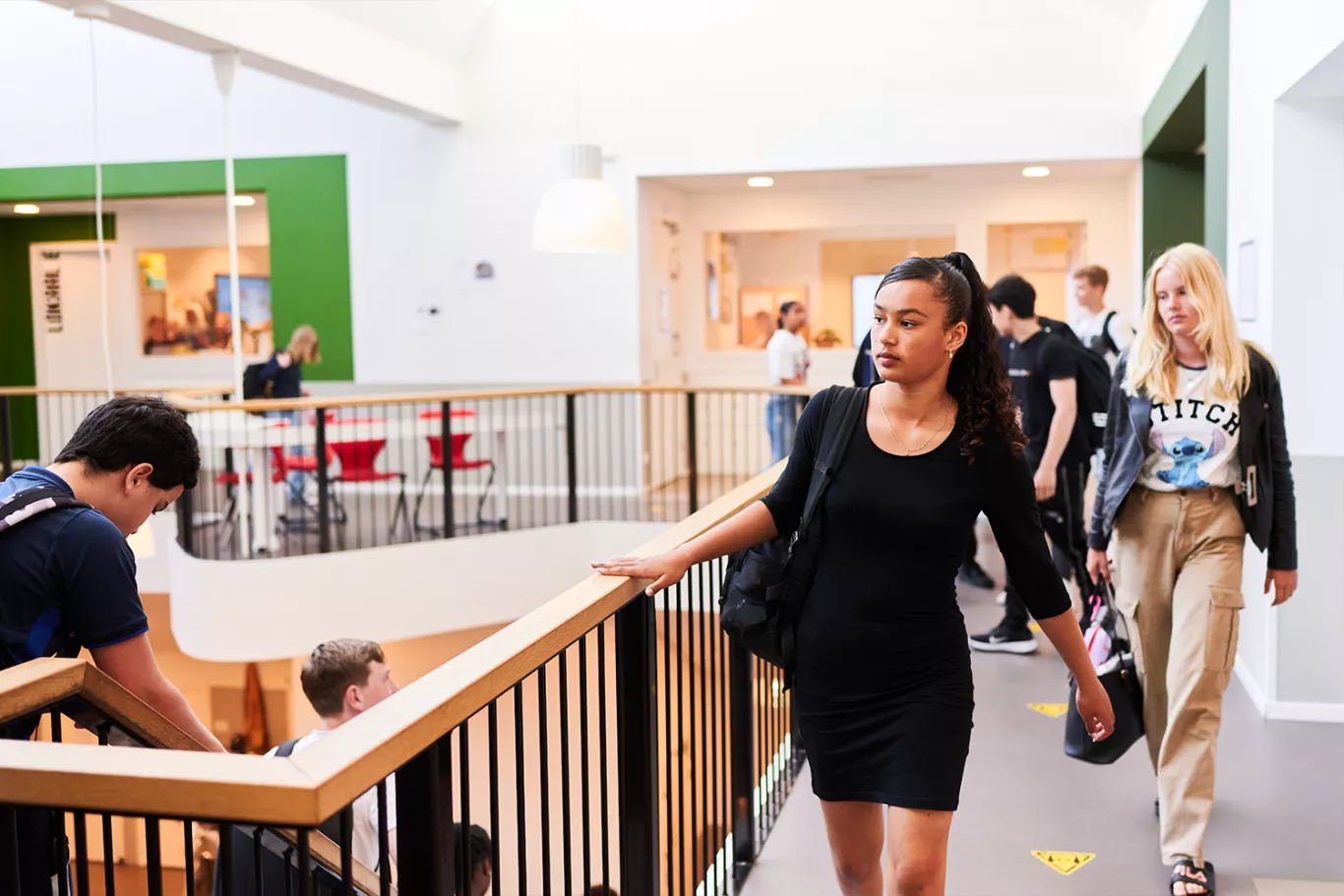Leerlingen lopen over de eerste verdieping van ons schoolgebouw.