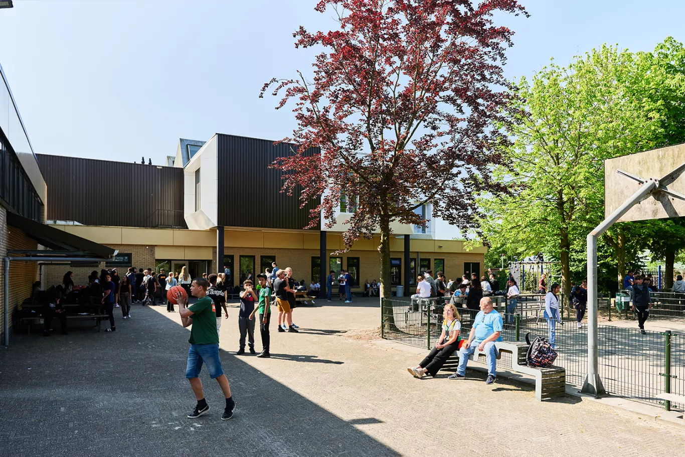 Ons schoolplein en schoolgebouw.