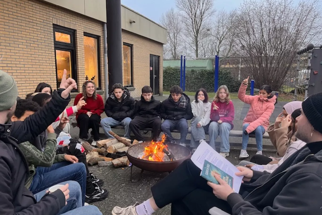 Leerlingen luisteren samen naar een verhaal tijdens de Wintermarkt.