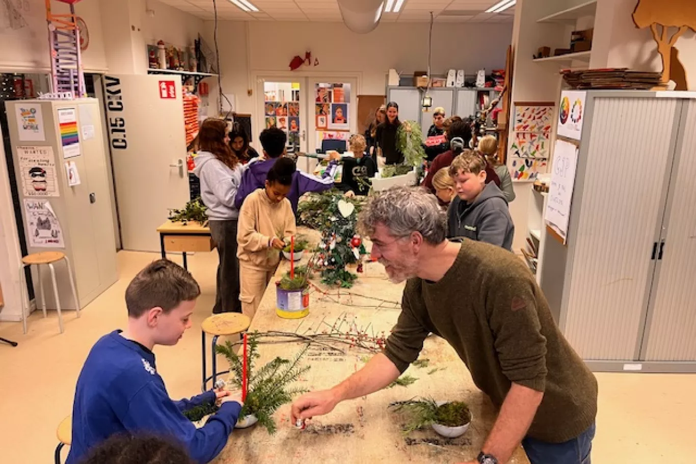 Leerlingen maken een kerststukje tijdens de Wintermarkt.