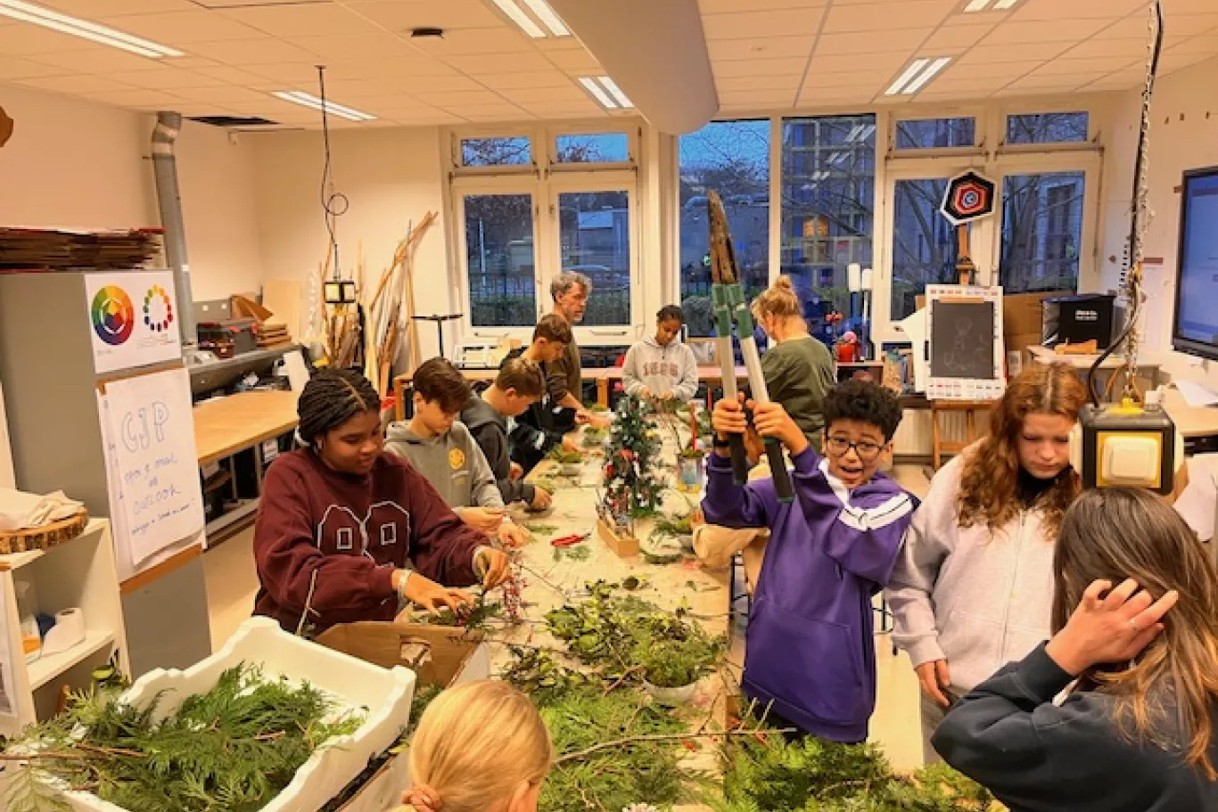 Leerlingen maken een kerststukje tijdens de Wintermarkt.