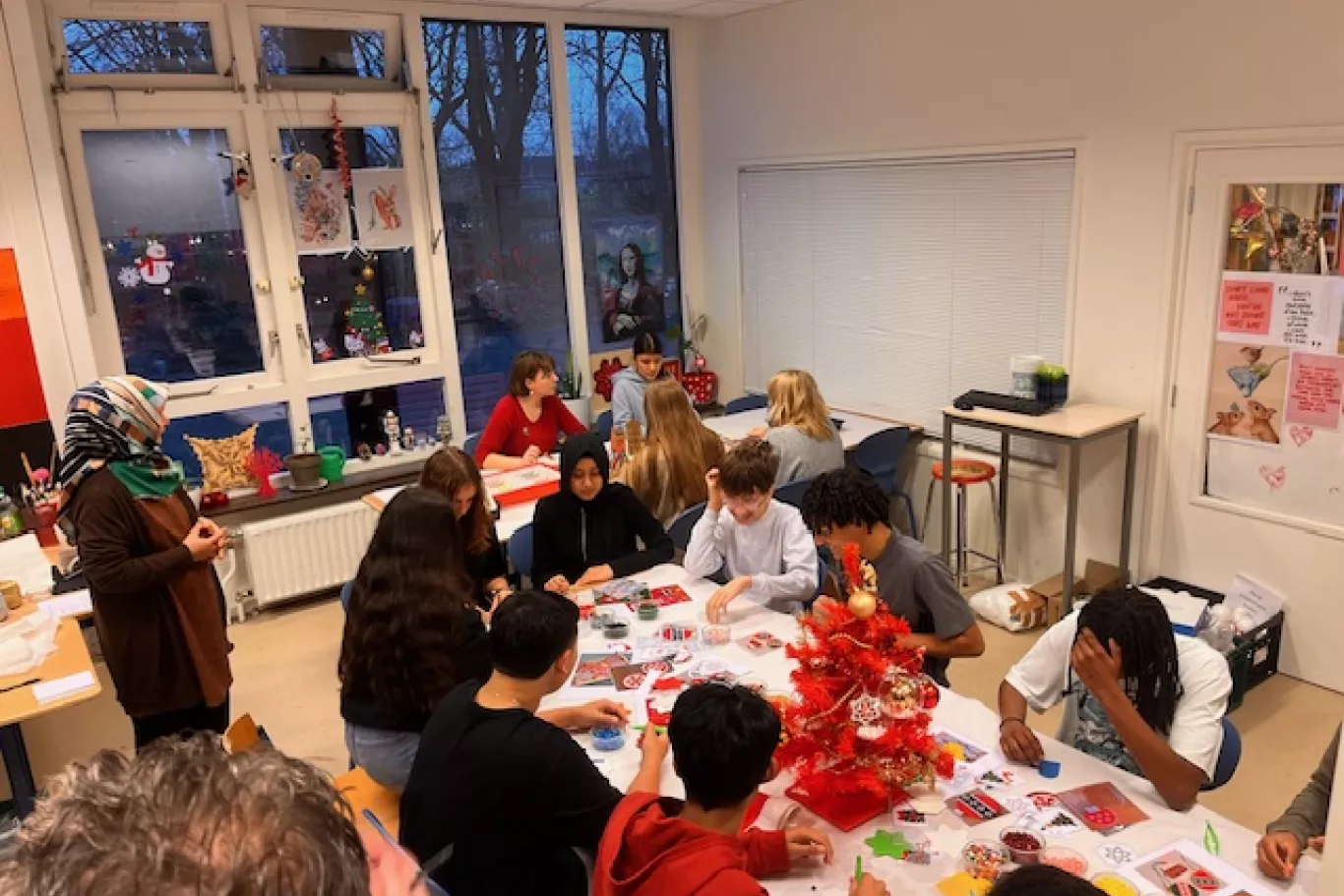 Leerlingen aan het knutselen tijdens de Wintermarkt.