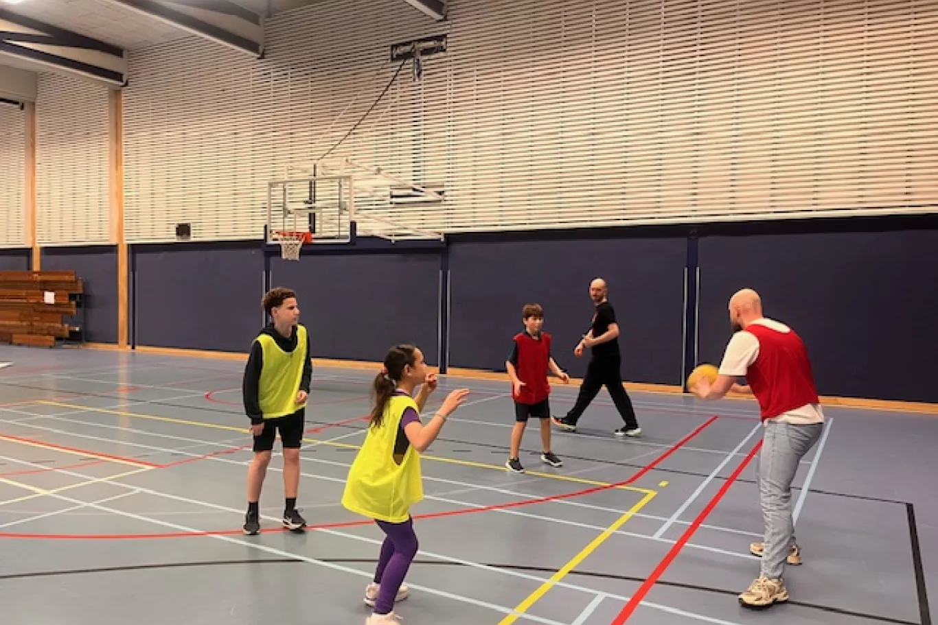 Leerlingen van de Simon van Hasseltschool spelen samen basketbal.