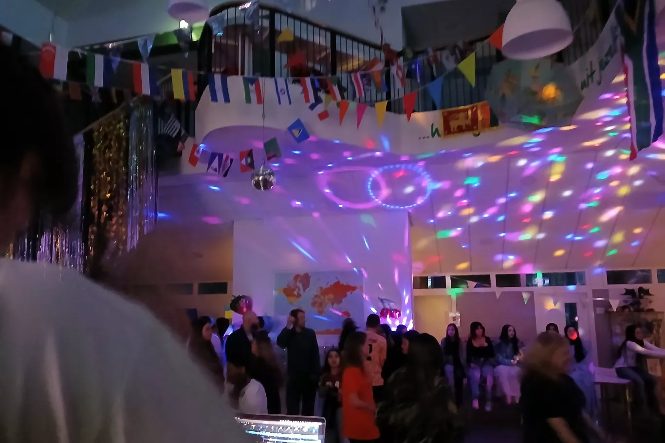 De dansvloer vanaf de DJ's gezien.